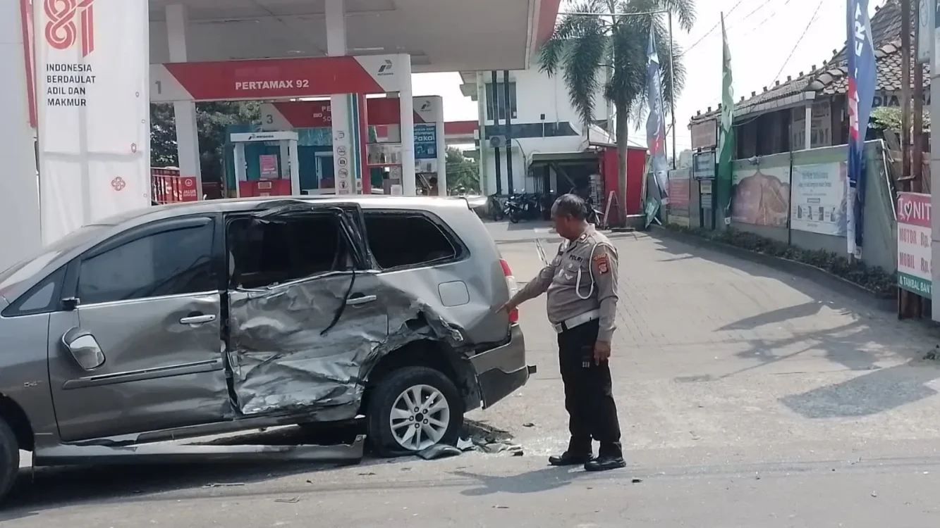 Truk Box Tabrak Sisi Innova di Prambanan Sleman, Tiga Penumpang Mengalami Luka