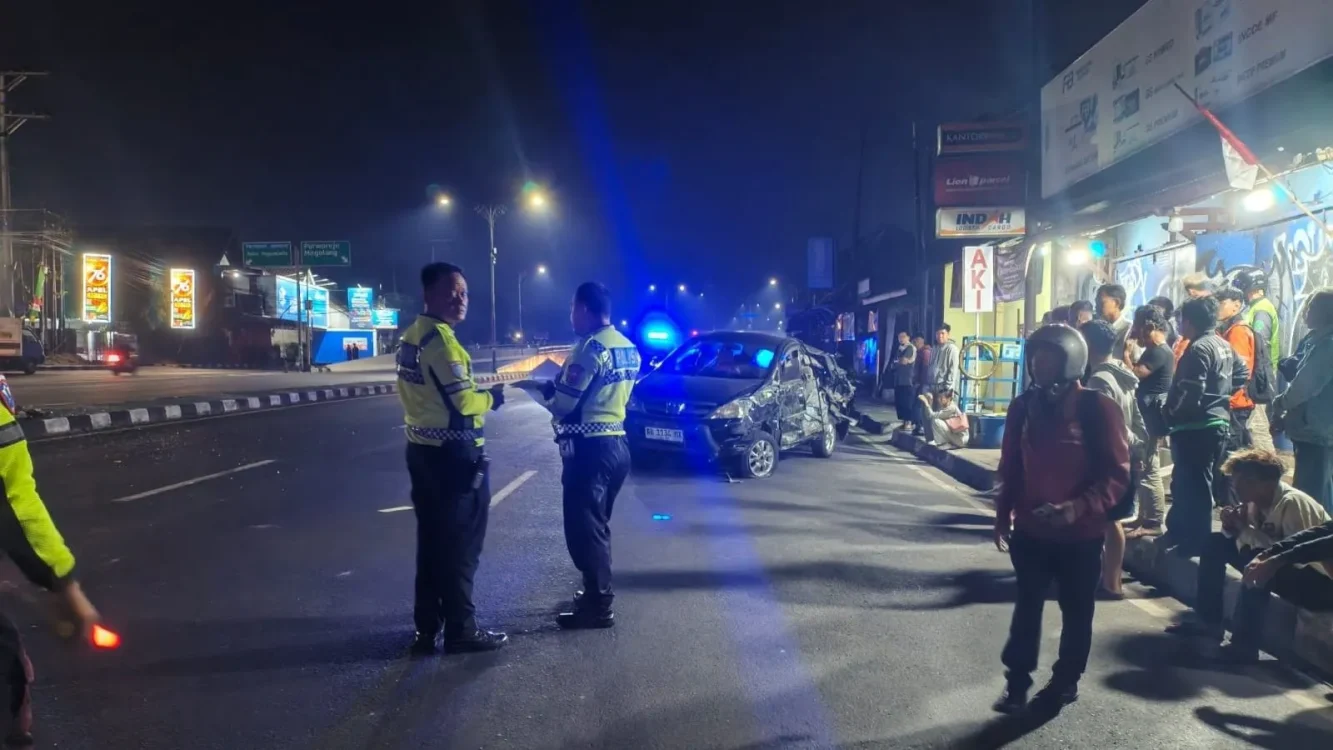 Truk Hino Mundur di Flyover Jombor Sleman, Tabrak Innova dan Pick Up