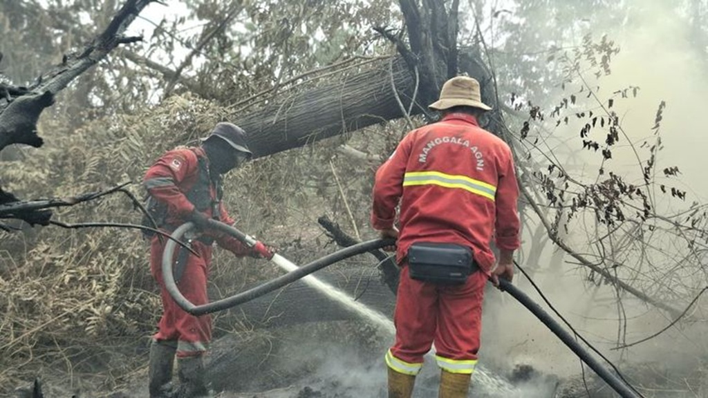 : Kementerian Kehutanan bersama tim gabungan terus memperkuat operasi pengendalian kebakaran hutan dan lahan (karhutla) menyusul meningkatnya jumlah titik panas atau hotspot yang terpantau di sejumlah wilayah Indonesia, khususnya Sumatera dan Kalimantan. (Foto: Humas Kemenhut)
