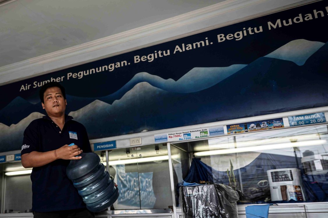 : Pekerja memindahkan galon usai diisi ulang dengan air minum di depot air minum isi ulang kawasan Pedurungan, Semarang, Jawa Tengah, Rabu (29/7/2026). Kementerian Perdagangan mewajibkan seluruh pelaku usaha depot air minum isi ulang (Damiu) untuk memenuhi sejumlah persyaratan diantaranya memiliki Nomor Induk Berusaha (NIB) dan menggunakan sumber air baku berizin guna meningkatkan kepatuhan pelaku usaha serta menjamin keamanan air minum yang dikonsumsi masyarakat. (ANTARA FOTO/Aprillio Akbar/hma)
