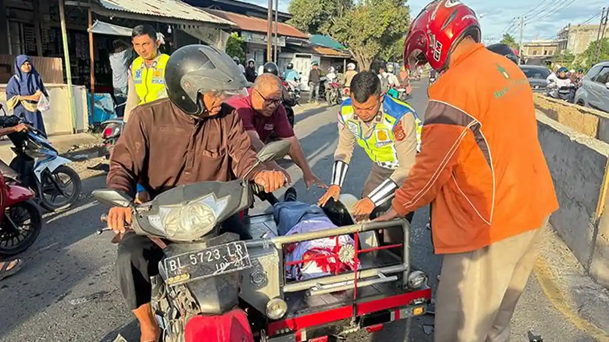 Aksi Gercep Satlantas Polres Bireuen Tangani Korban Laka Lantas di Jalan Medan-Banda Aceh