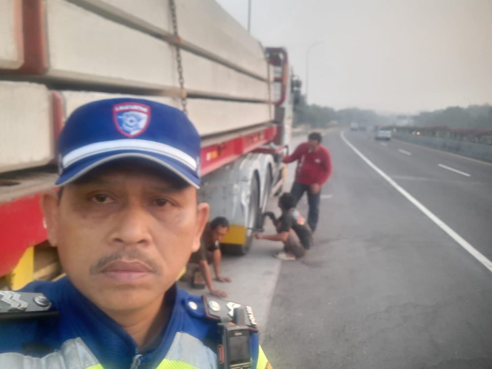 Aksi Humanis PJR Induk Cipularang, Bantu Truk Bermuatan Tiang Pancang yang Pecah Ban