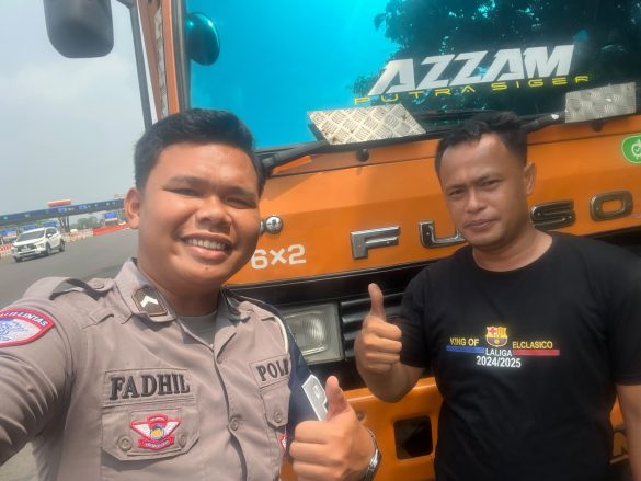 Aksi Humanis Polantas KARIB, PJR BORR-Bocimi Ingatkan Sopir Wing Box Tak Istirahat di Bahu Tol