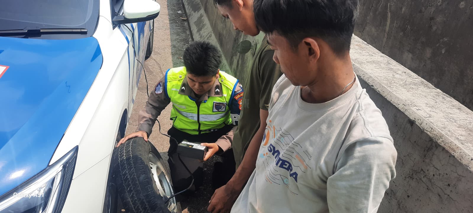 Aksi Sigap PJR Cikampek, Bantu Mobil Pengangkut Gas Elpiji yang Pecah Ban di Tol Japek