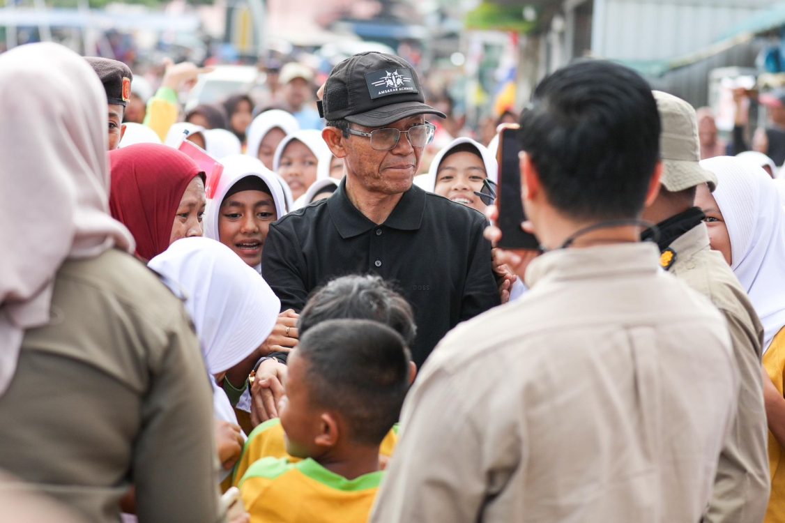 : Sejumlah warga menyalami Wali kota Batam, Amsakar Achmad, saat menghadiri Sekupang Sehat dan Pesta Anak Pantai di Halaman Masjid Jami’ Nurul Huda, Tanjung Riau, Sekupang, Sabtu (29/8/2026). HUMAS DISKOMINFO BATAM / RICKY WIHENDAR
