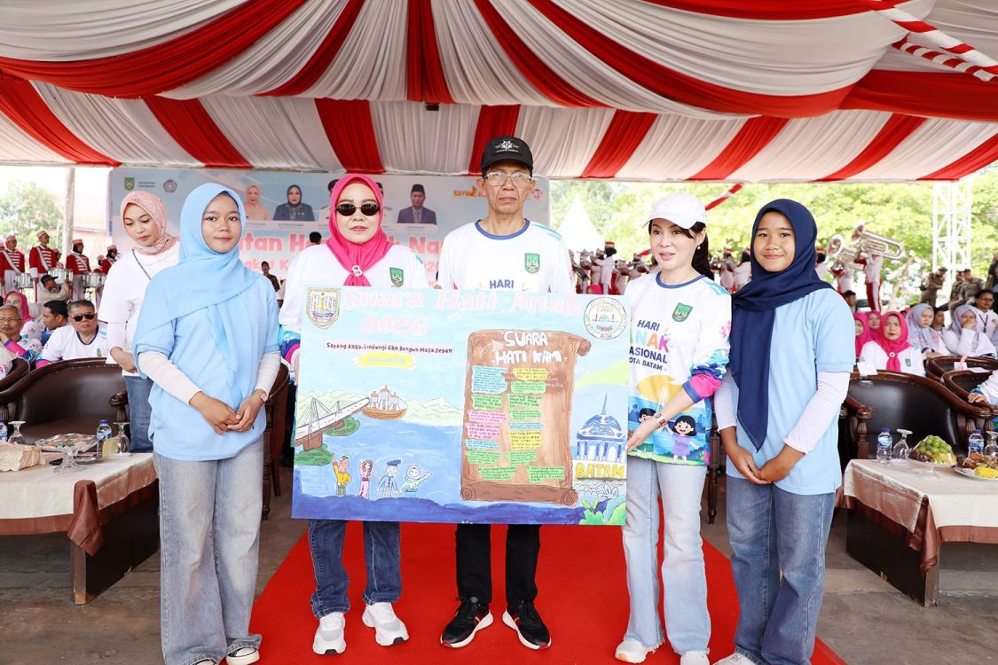 : Wali kota Batam, Amsakar Achmad, bersama Wakil Wali kota Batam, Li Claudia Chandra, dan Ketua TP-PKK Batam, Erlita Amsakar, menerima suara hati anak saat peringatan HAN 2026 di Dataran Engku Putri Batamcentre, Sabtu (8/8/2026). HUMAS DISKOMINFO BATAM / RUMAWI
