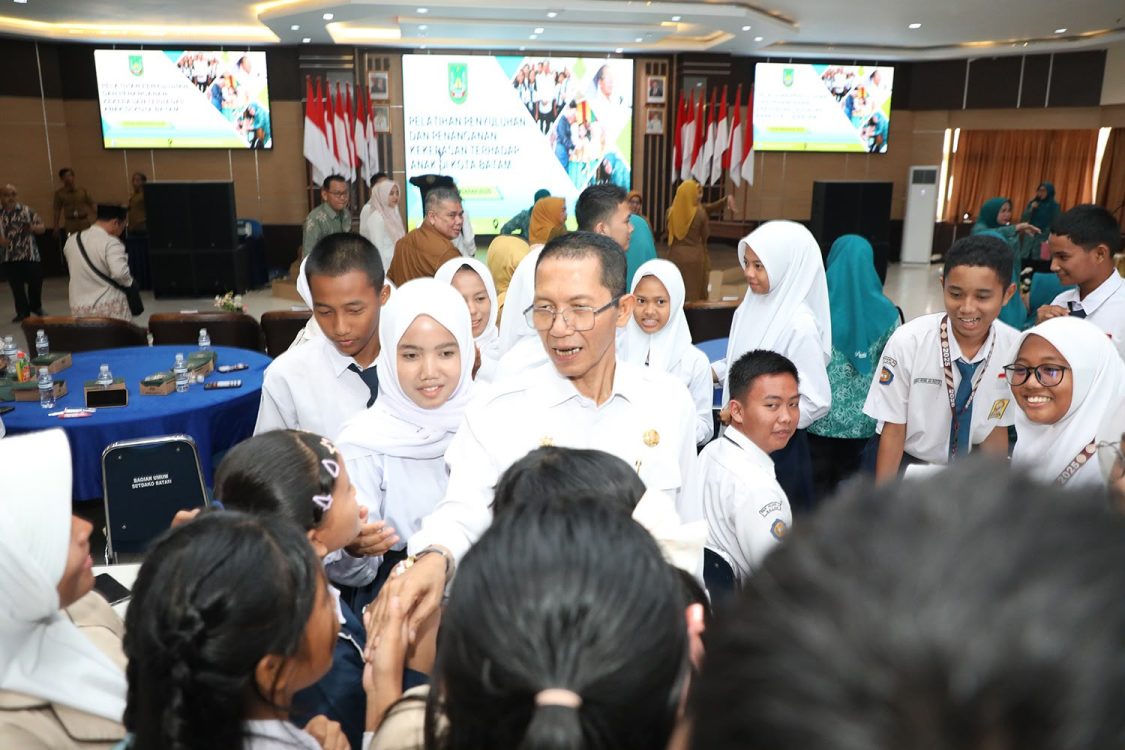 : Sejumlah siswa menyalami Wali kota Batam, Amsakar Achmad, di Kantor Wali Kota Batam, Senin (3/8/2026). HUMAS DISKOMINFO BATAM / RUMAWI