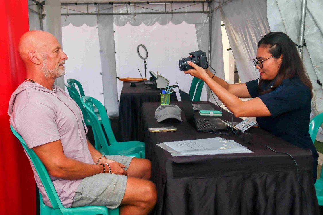 : Petugas Kantor Imigrasi Labuan Bajo memberikan pelayanan keimigrasian kepada salah satu WNA di tenda darurat di Labuan Bajo, Manggarai Barat, NTT, Jumat (21/8/2026). Kantor tersebut memberikan pelayanan keimigrasian dengan menggunakan tenda darurat guna mengantisipasi potensi dampak gempa susulan yang masih sering terjadi setelah gempa bumi utama bermagnitudo 7,7 pada Sabtu (15/8/2026). (ANTARA FOTO/Gecio Viana/app/YU)