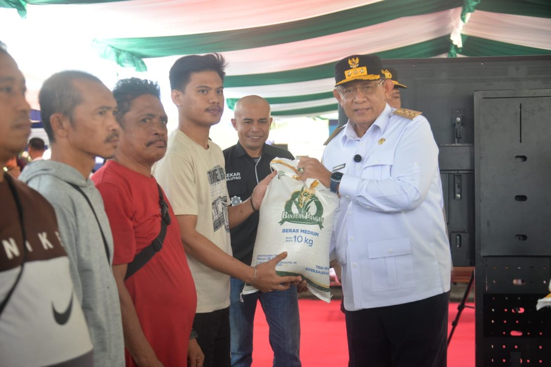 : Gubernur Gorontalo Gusnar Ismail saat menyerahkan beras bantuan pangan bulog beberapa waktu lalu. (Dok Kominfotik).