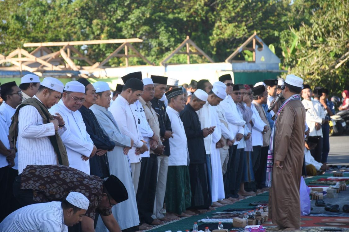 : Langkah penanganan bencana kemarau dan kebakaran lahan tidak hanya membutuhkan kesiapan fisik di lapangan, melainkan juga ikhtiar spiritual. Pemkab Pulang Pisau bersama warga menggelar Salat Istisqa untuk memohon hujan dan keselamatan daerah, Rabu (5/8/2026).