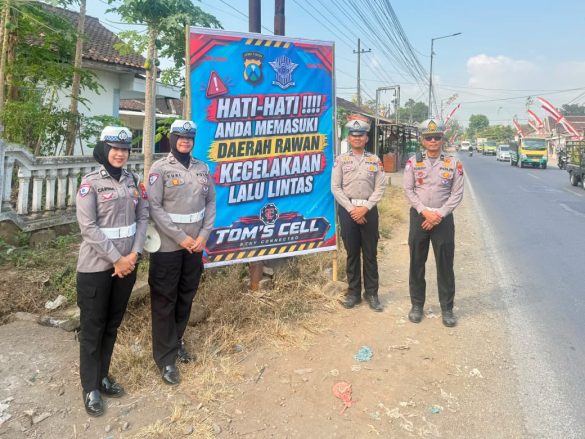 Antisipasi Kecelakaan, Satlantas Jember Pasang Banner di Jalur Rawan dan Blackspot