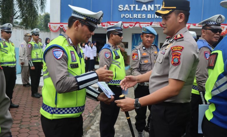 Apresiasi Kinerja Personel, Kapolres Beri Penghargaan 6 Personel Satlantas Binjai