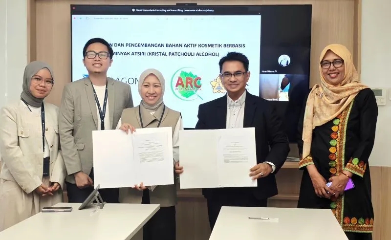 : Kepala ARC USK, Syaifullah Muhammad, bersama Vice President ParagonCorp, dr Sari Chairunnisa, menunjukkan dokumen penandatanganan kesepakatan kolaborasi riset pengembangan nilam kristal, di ParagonCorp HQ, di Jakarta. (Dok. ARC USK)