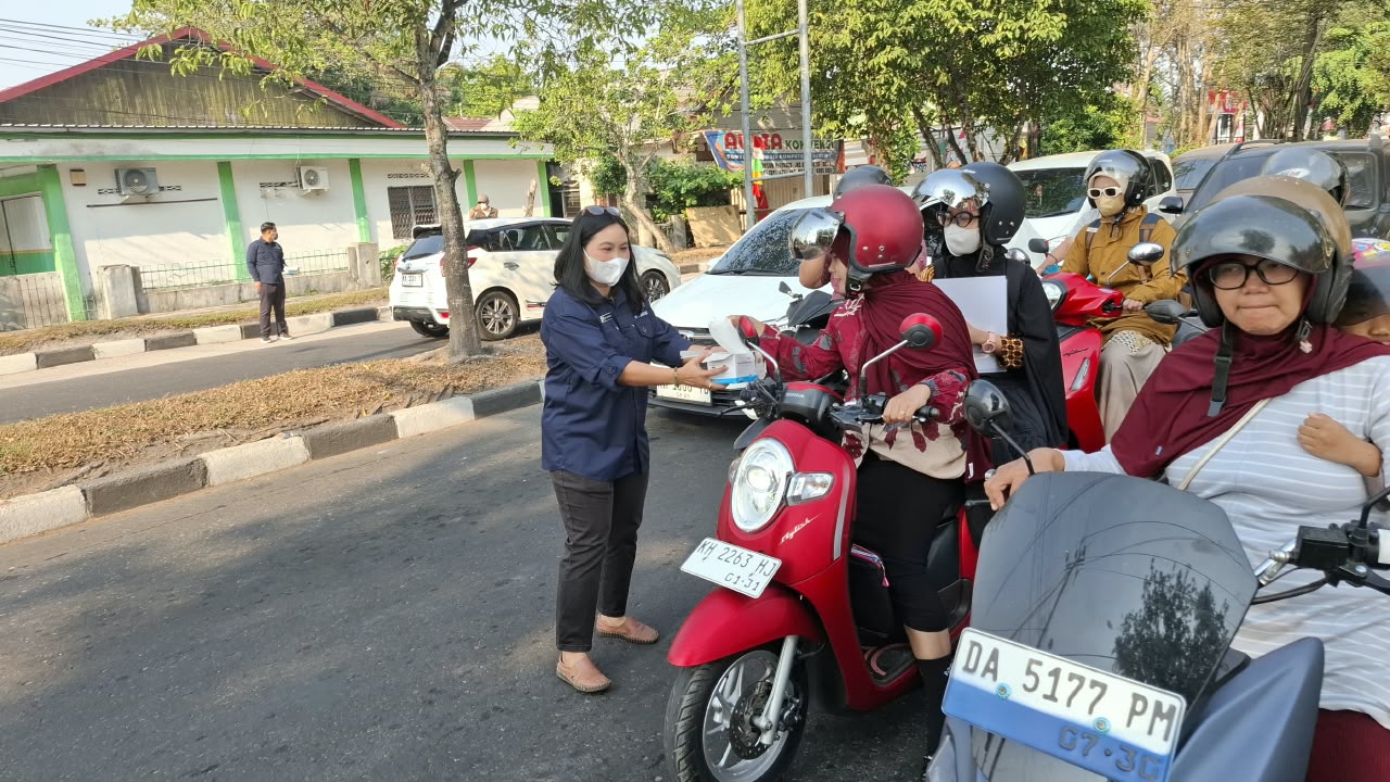 : Tanggap dampak Karhutla, Dinas Lingkungan Hidup Palangka Raya bagikan 1.000 masker kepada Pengguna Jalan.- Foto: Mc.Palangka Raya