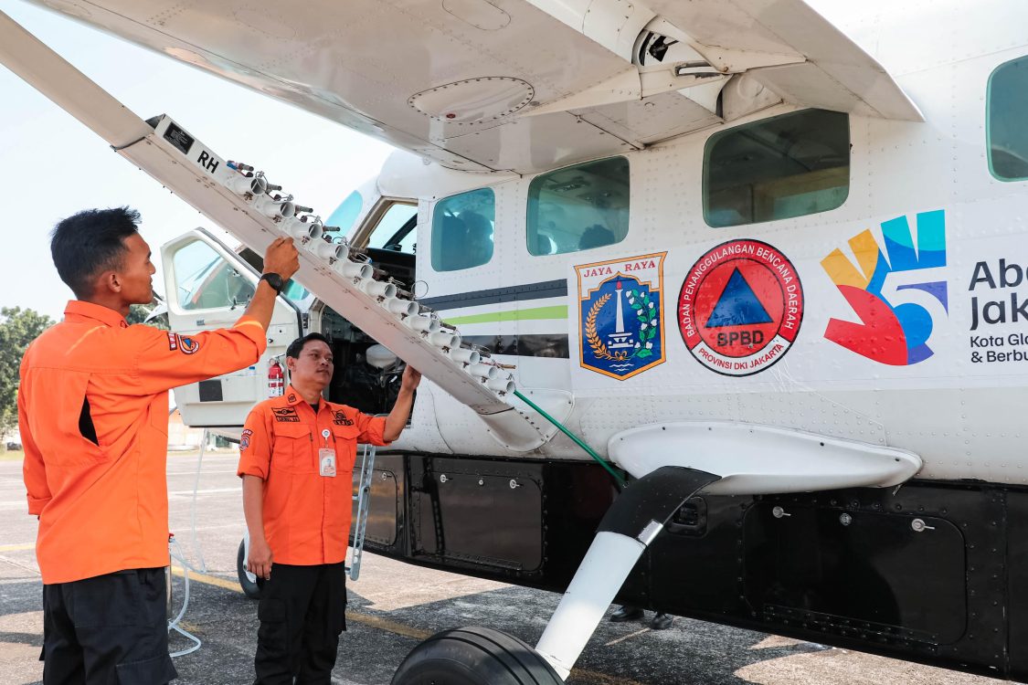 : Operasi Modifikasi Cuaca (OMC) sebagai salah satu langkah mitigasi menghadapi dampak musim kemarau sekaligus membantu memperbaiki kualitas udara di Jakarta. (Foto Pemprov DKI Jakarta)