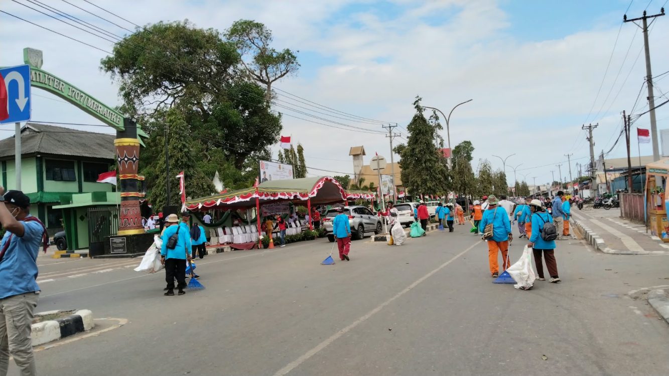 : 100 hingga 120 personel untuk membersihkan sampah yang ditinggalkan masyarakat setelah pelaksanaan karnaval, Sabtu, (8/8/2026) , Foto : Get/McMrk