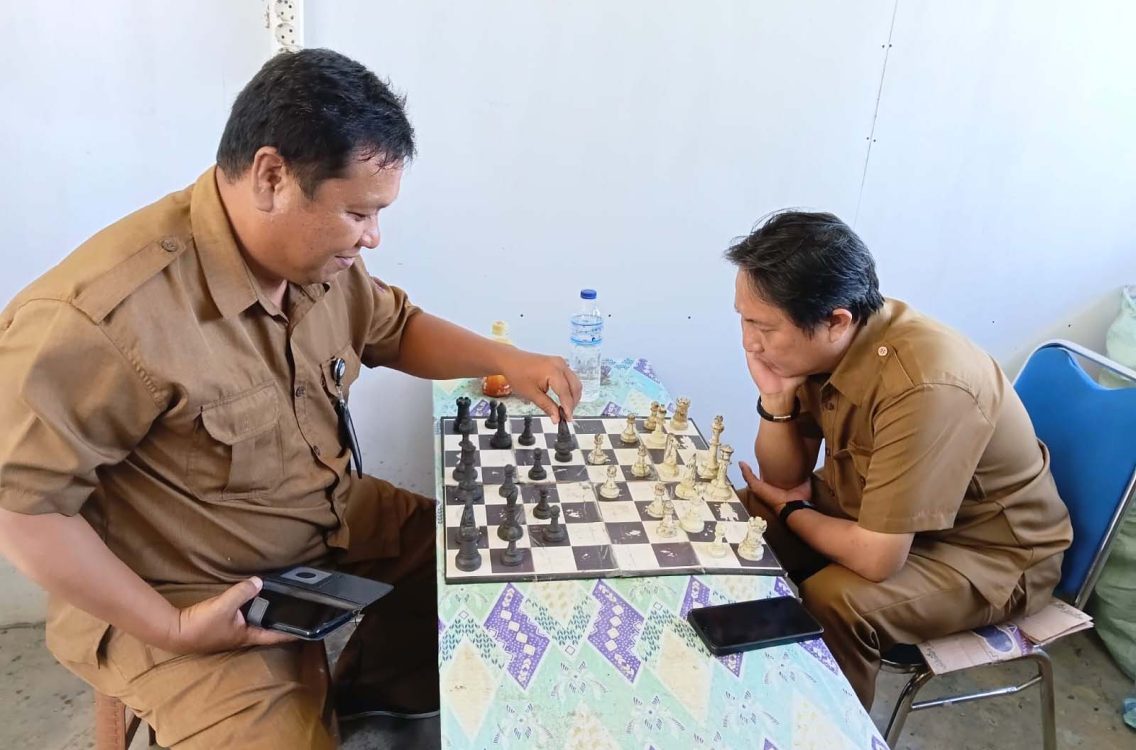 : Tim catur Dinas Koperasi, UKM, Perindustrian dan Perdagangan (Kumperindag) Provinsi Gorontalo saat berlatih di kantin kantor. (foto Yuyun)