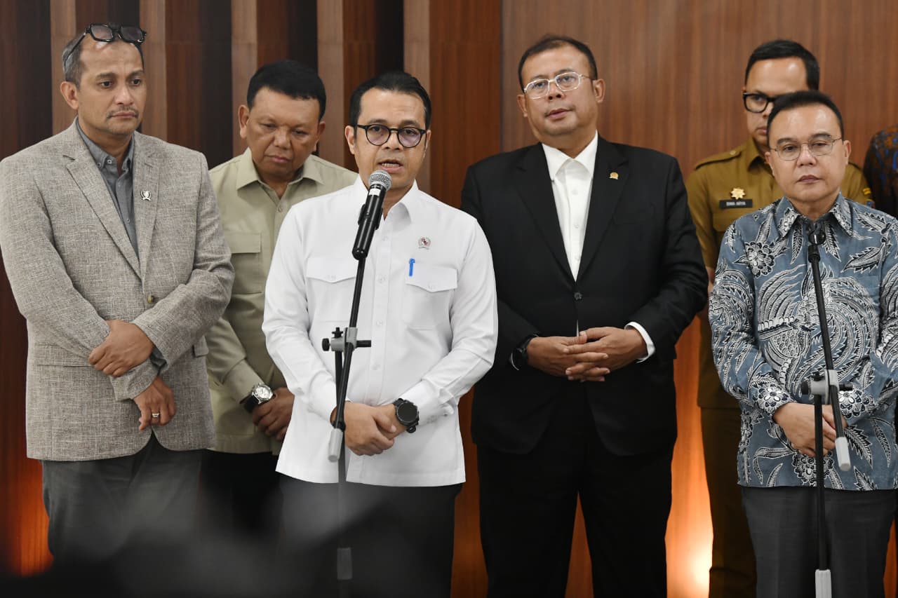 : Wamenkomdigi Nezar Patria saat memberikan keterangan kepada awak media usai Rapat Koordinasi Finalisasi Perpres tentang Ojek Online di Kompleks Parlemen, Jakarta Pusat, Selasa (18/8/2026). (Foto: Humas Kemkomdigi)