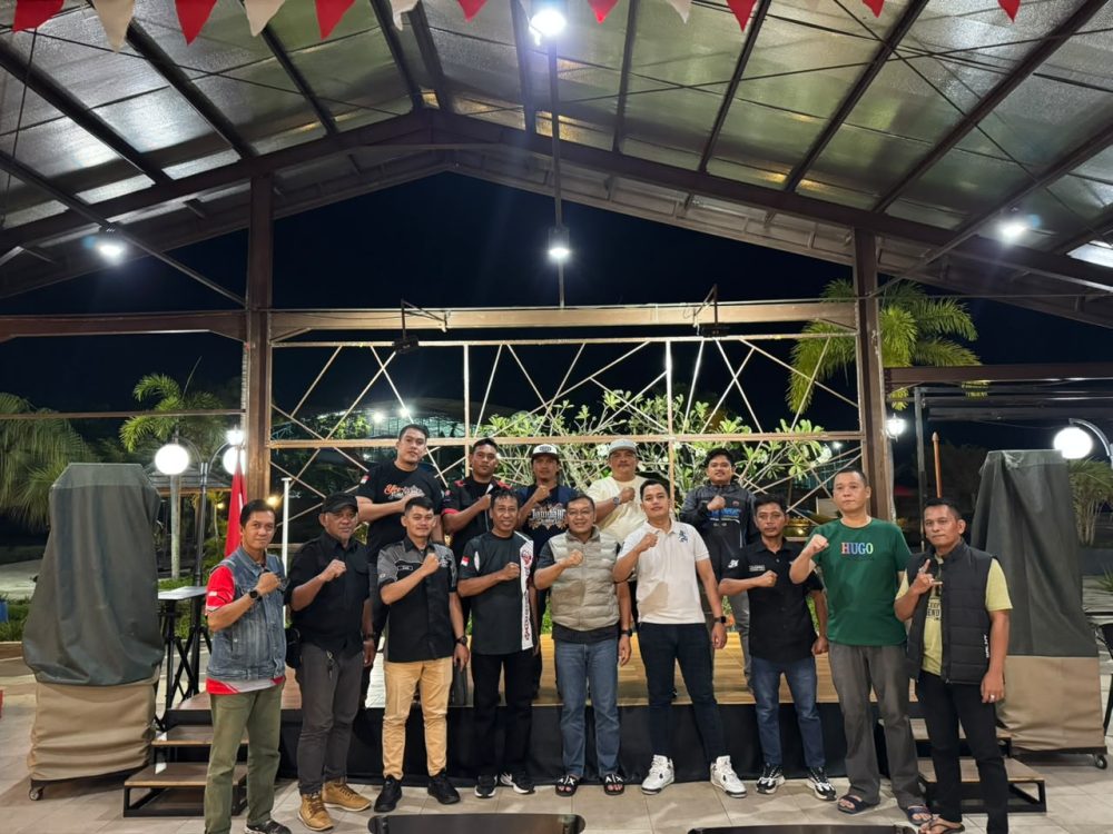 Bagikan Bendera Merah Putih, Polantas KARIB Ajak Komunitas Otomotif Jadi Pelopor Keselamatan
