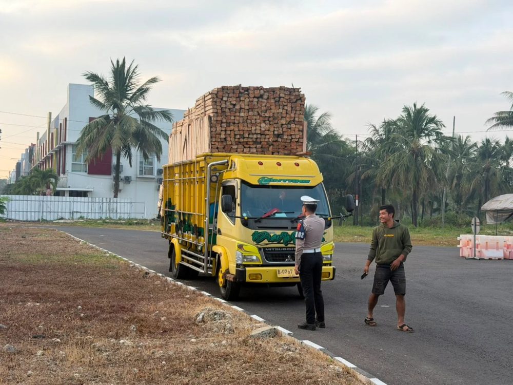 Bahaya Over Dimension dan Overload, Satlantas Polres Pangandaran Edukasi Pengemudi Truk