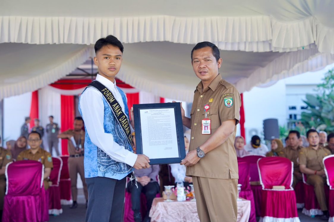 : Penyerahan Suara Anak Daerah Kabupaten Balangan oleh Forum Anak Daerah kepada Sekretaris Daerah Kabupaten Balangan dalam rangka Peringatan Hari Anak Nasional. - Foto: Mc.Balangan