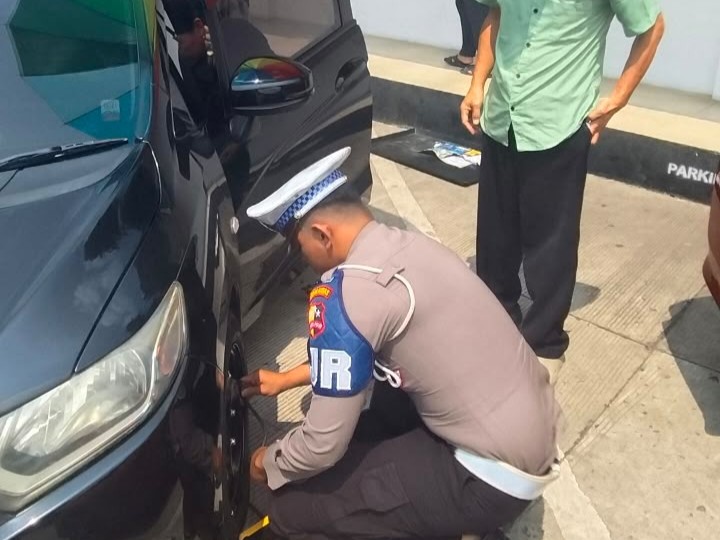 Ban Mobil Bermasalah di Rest Area Balesinggah, PJR Bantu Pengemudi hingga Kembali Melaju