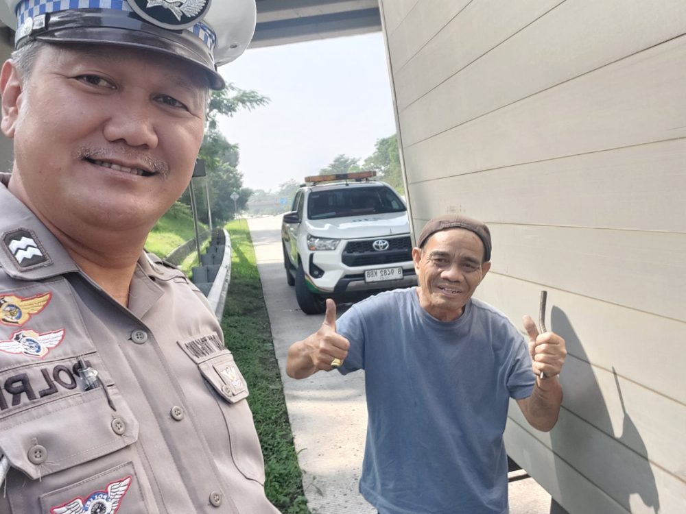 Ban Truck Box Bermasalah di Tol Bocimi, PJR Sigap Bantu Pengemudi