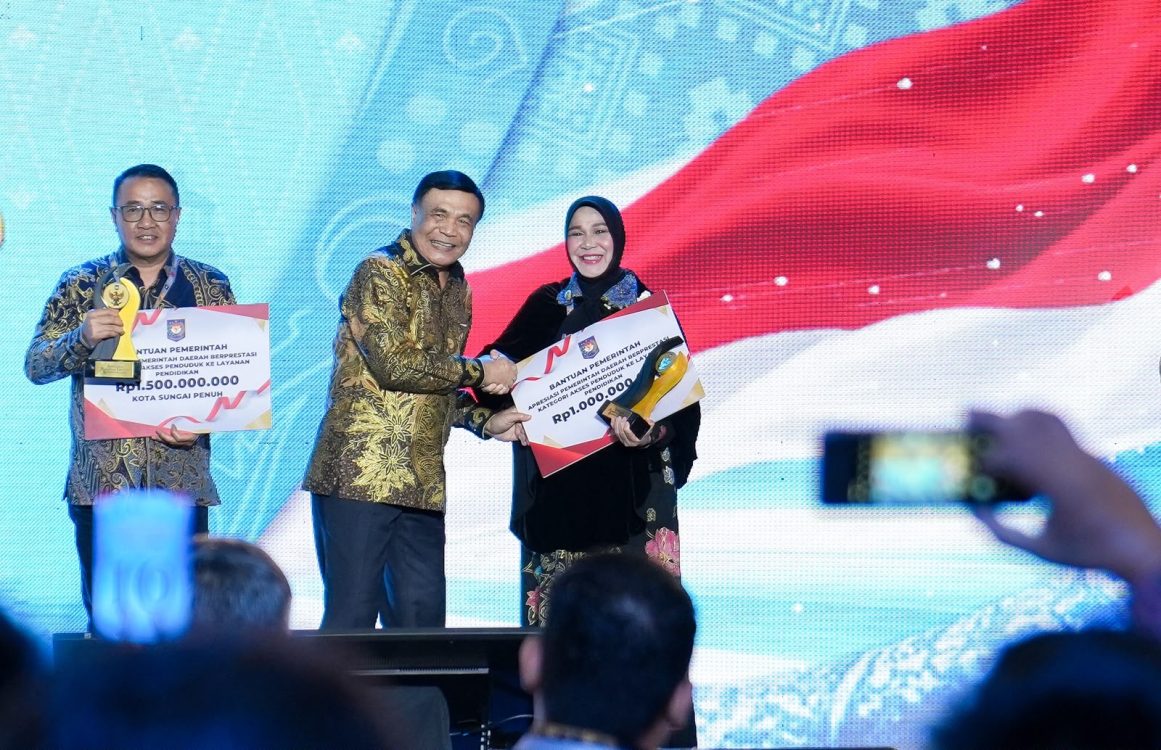 : Wali Kota Banda Aceh, Illiza Sa’aduddin Djamal saat menerima apresiasi dalam rangkaian Rapat Koordinasi Forkopimda dan Apresiasi Pemerintah Daerah Berprestasi 2026 Batch II Regional Sumatra yang berlangsung di Batam, Rabu (12/8/2026).