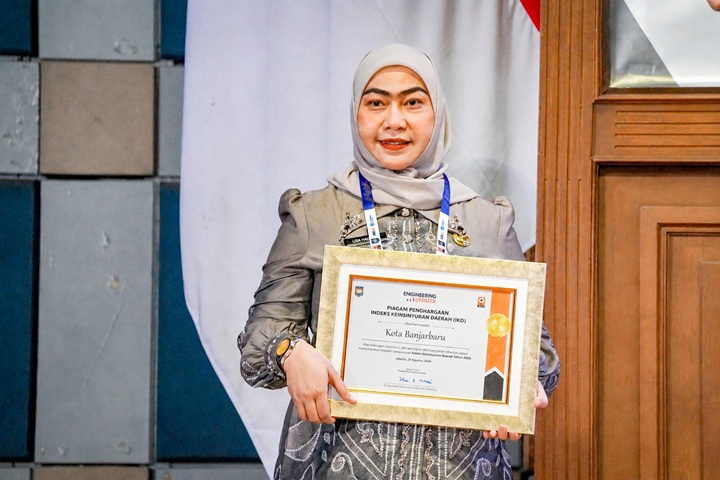 : Wali kota Banjarbaru, Hj. Erna Lisa Halaby, dalam penerimaan Piagam Penghargaan Indeks Keinsinyuran Daerah (IKD) 2026. Foto: Mc.Banjarbaru