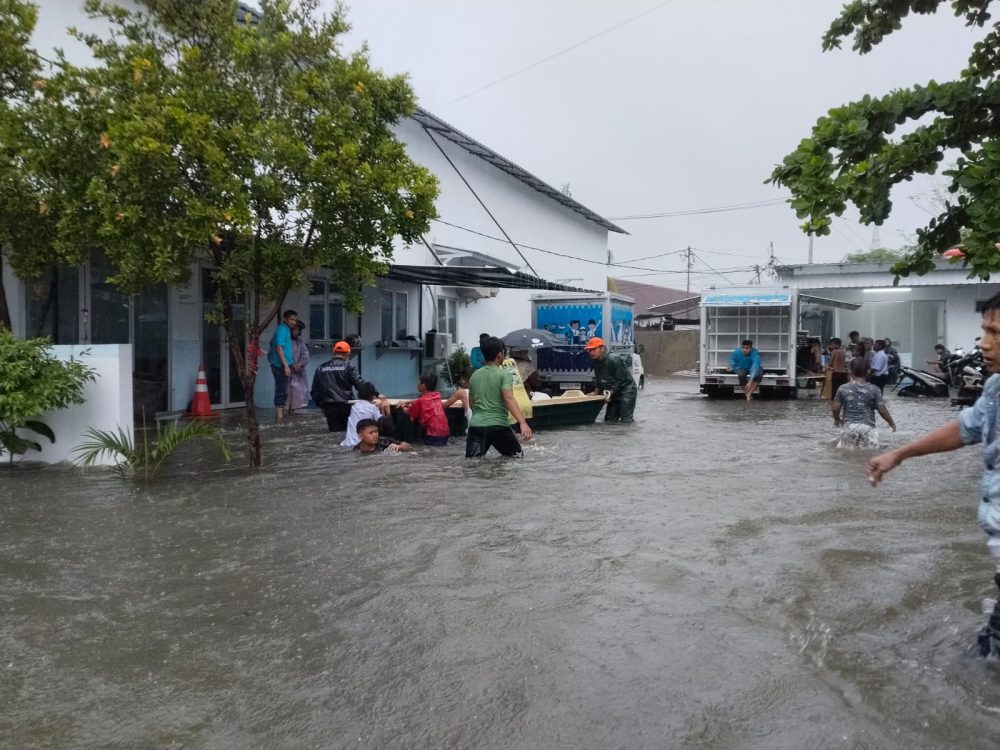 Banjir di Kota Padang Berangsur Surut, Warga Mulai Bersihkan Rumah