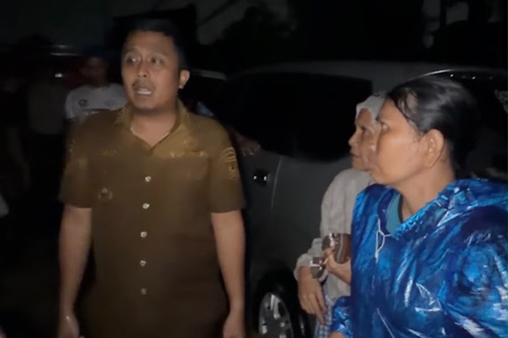 : Wagub Sumbar memimpin proses evakuasi warga di Kota Padang, Senin malam (03/08/2026).