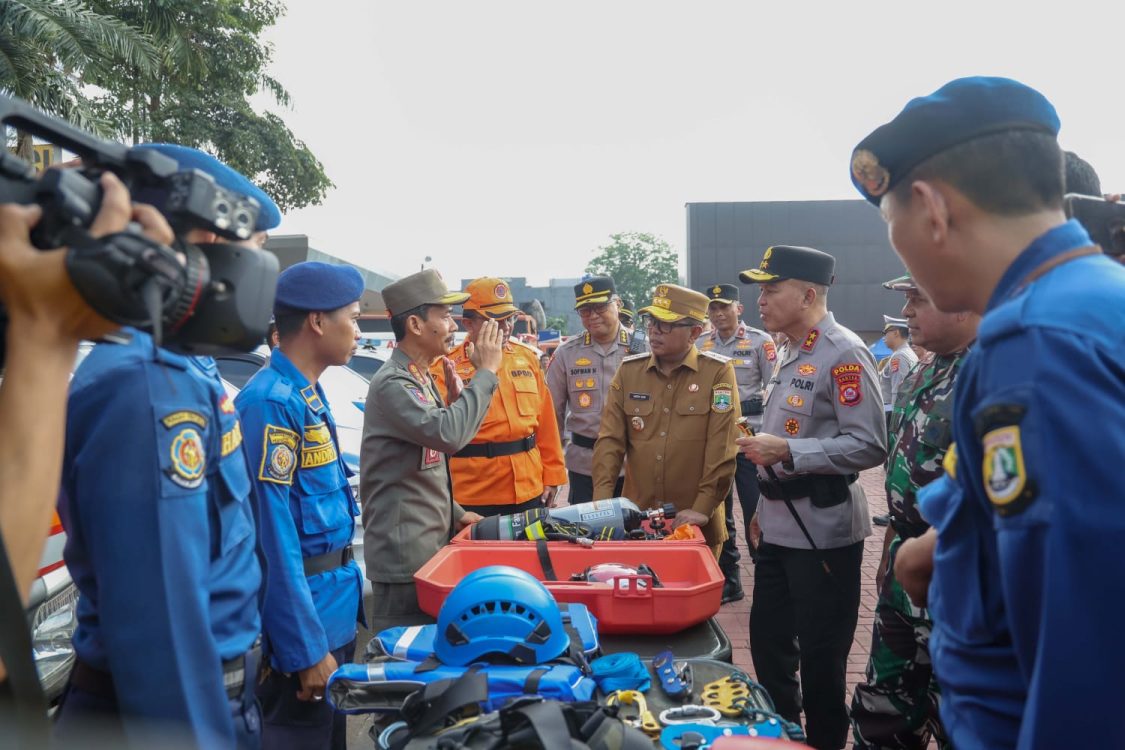 : Gubernur Banten Andra Soni bersama Kapolda Banten Irjen. Pol. Hengki dalam Apel Kesiapsiagaan Tanggap Darurat Bencana dan Karhutla di Lapangan Mapolda Banten, Kota Serang, Senin (3/8/2026)/Biro Adpimpro Banten