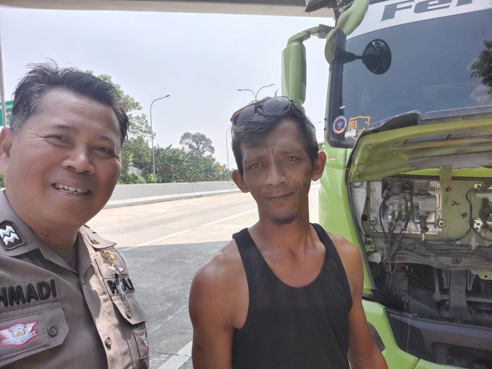 Bantu Truk Alami Kendala Radiator, Polantas KARIB PJR Bocimi Perkuat Edukasi Keselamatan di Tol