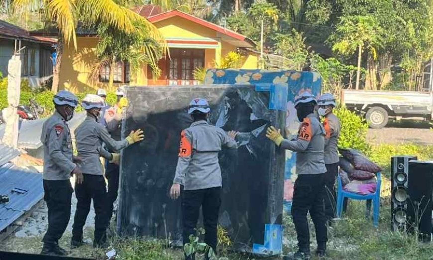 Bantu Warga Selamatkan Harta Benda, Personel SAR Korbrimob Bergerak ke Satar Padut