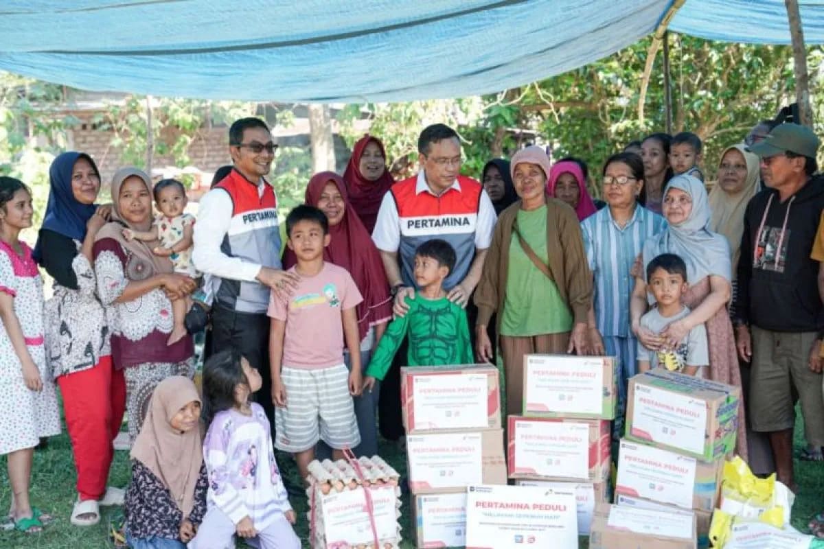: Penyaluran bantuan kemanusiaan yang dilakukan oleh PT Pertamina (Persero) untuk masyarakat terdampak gempa di Nusa Tenggara Timur (NTT). (ANTARA/HO-Pertamina)