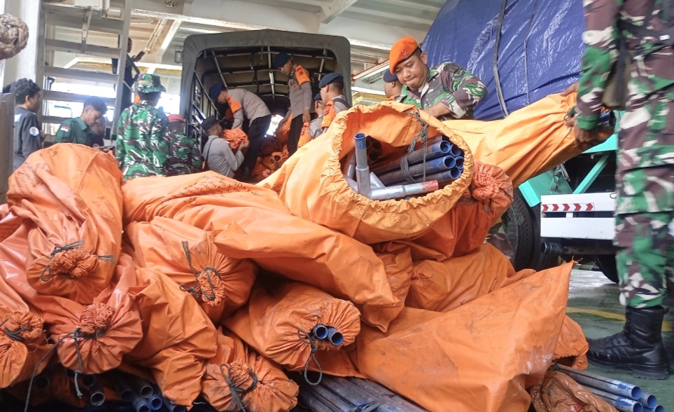 : Proses bongkar muat bantuan logistik dan peralatan di Pelabuhan Kewapante, Kabupaten Sikka, Nusa Tenggara Timur, Senin (17/8/2026). (Dok. BNPB).