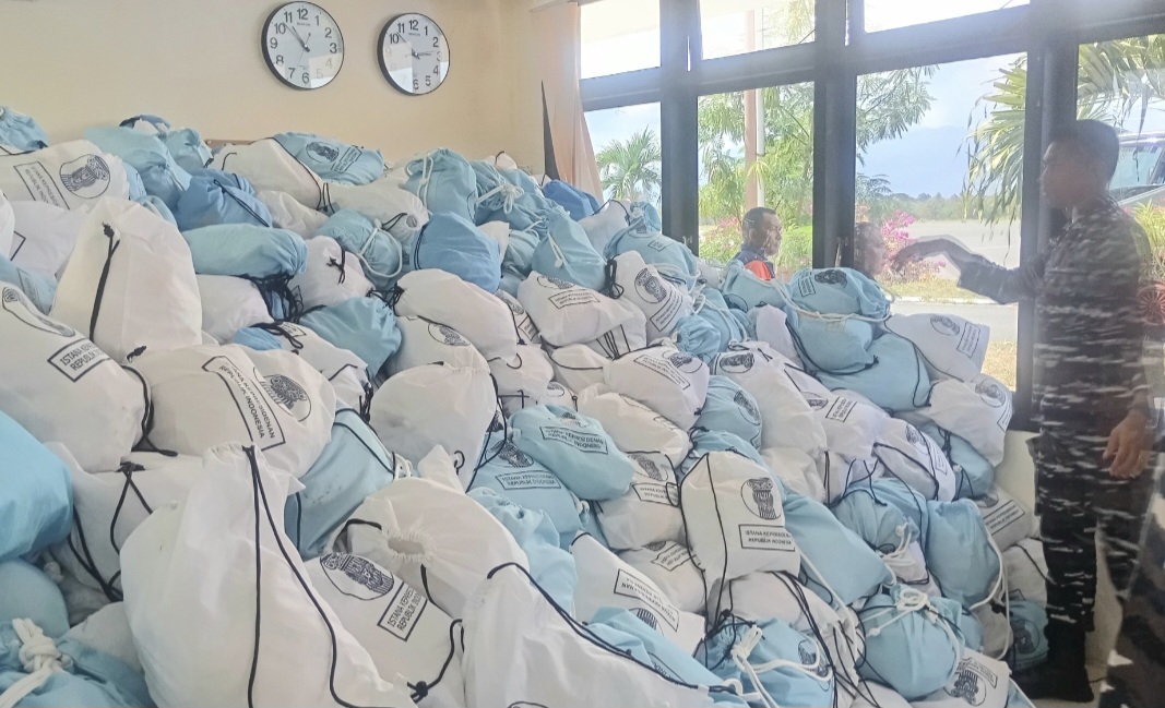: Bantuan logistik berupa paket sembako dari Presiden Republik Indonesia, Prabowo Subianto tiba di Maumere, Kabupaten Sikka, Nusa Tenggara Timur, Minggu (16/8/2026)/ (Dok. BNPB).