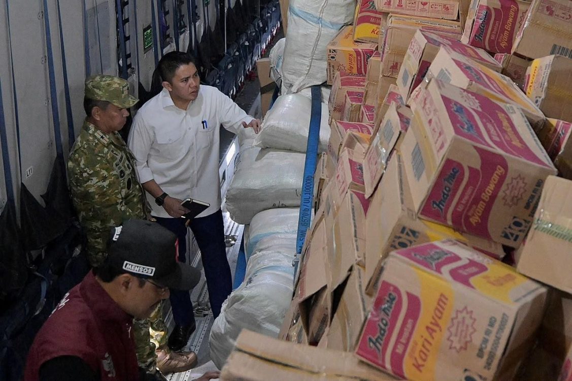 : Sebanyak 253 ton logistik telah diangkut menuju wilayah terdampak bencana di Nusa Tenggara Timur (NTT) hingga hari kelima pascabencana, Rabu (19/8/2026). Pengiriman bantuan terus dipercepat pemerintah atas instruksi Presiden Prabowo Subianto untuk memenuhi kebutuhan warga terdampak. (Foto: BPMI Setpres)