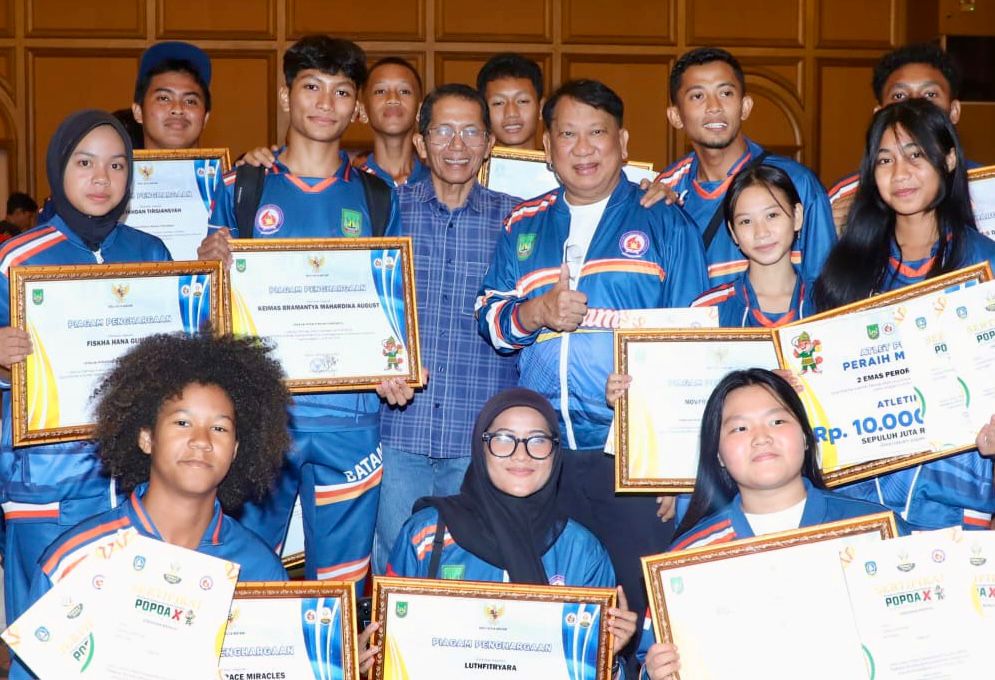 : Wali kota Batam, Amsakar Achmad, bersama sejumlah atlet Batam saat Malam Apresiasi Olahragawan, Pelatih, dan Manajer Olahraga Berprestasi Kota Batam di Hotel Harmoni One, Batam Centre, Sabtu (29/8/2026) malam. HUMAS DISKOMINFO BATAM / ADE RAHMATULLAH
