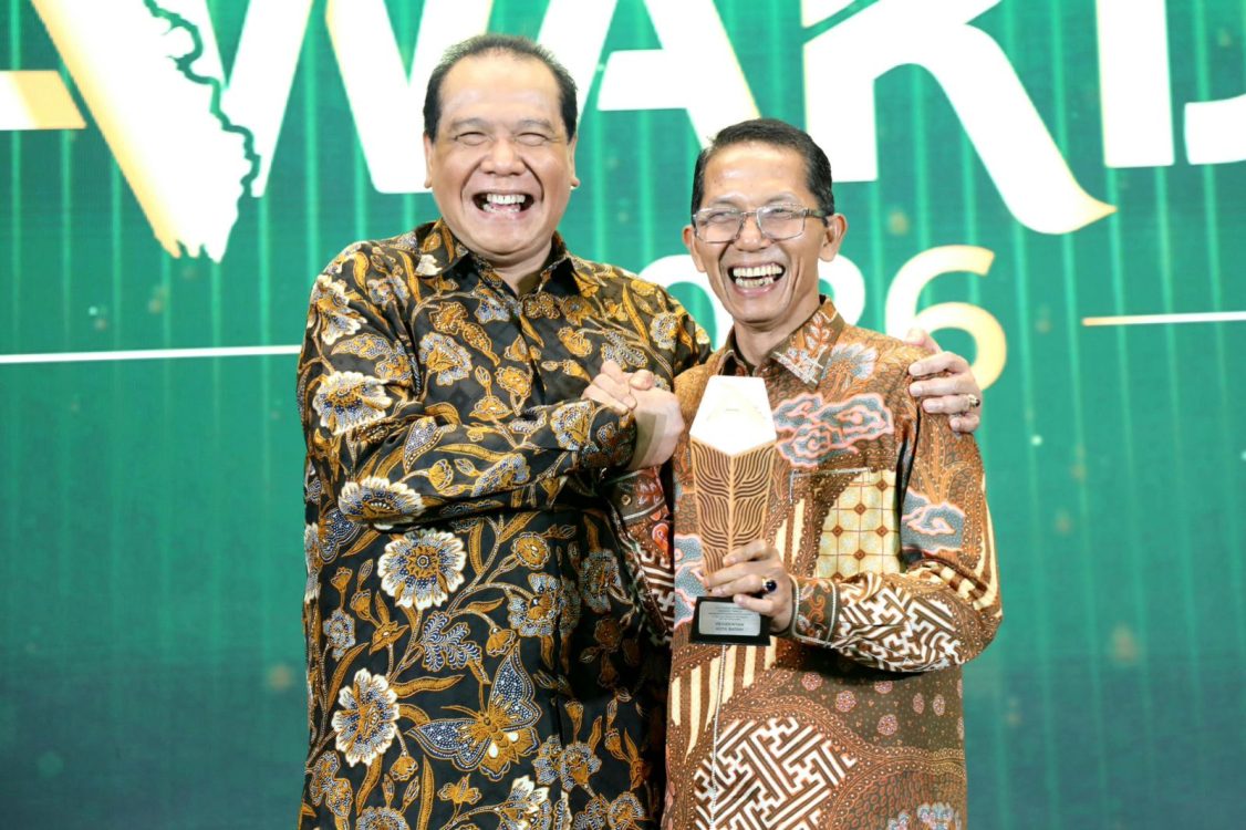 : Wali kota Batam, Amsakar Achmad, bersama Chairman dan Pendiri CT Corp, perusahaan induk yang menaungi detik.com melalui Trans Corp, Chairul Tanjung, saat menerima penghargaan Detik Sumatera Awards 2026 di Jakarta, Jumat (28/8/2026). HUMAS DISKOMINFO BATAM / RUMAWI