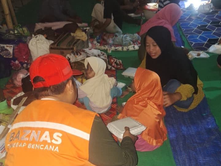 : Petugas Tanggap Bencana BAZNAS hadir memenuhi kebutuhan dasar korban gempa NTT. (Dok. Humas BAZNAS RI)