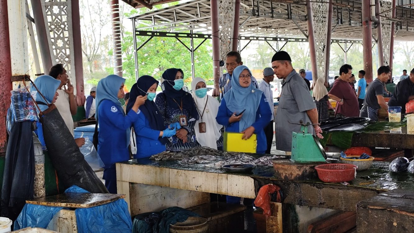 : Tim melakukan pemeriksaan langsung terhadap pangan segar hasil kelautan dan perikanan yang diperjualbelikan di pasar.