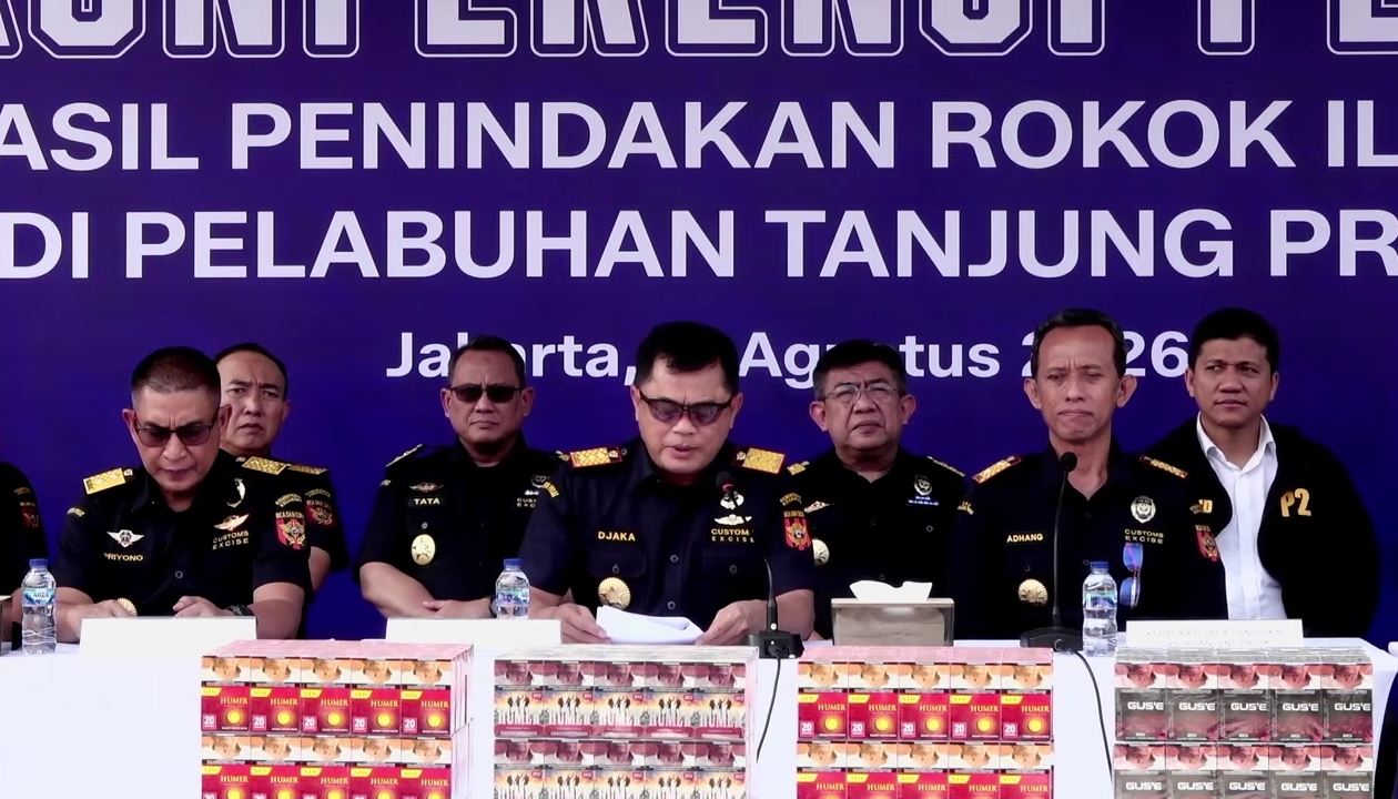: Dirjen Bea Cukai Djaka Budhi Utama menyampaikan pihak Bea Cukai Tanjung Priok dan Direktorat Penindakan dan Penyidikan (P2) Bea Cukai menggagalkan pengiriman 8,96 juta batang rokok ilegal yang tidak dilekati pita cukai dalam konferensi pers di Pelabuhan Tanjung Priok, Selasa (11/8/2026). (Foto: Ismadi Amrin/InfoPublik)