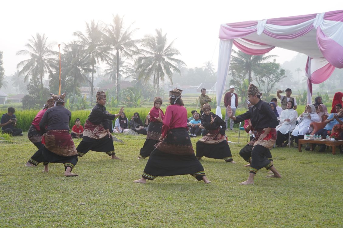 : Mahasiswa Lintas Daerah Pentaskan Karya Randai Hasil Belajar Bersama Maestro. (foto: MC Padang Panjang)