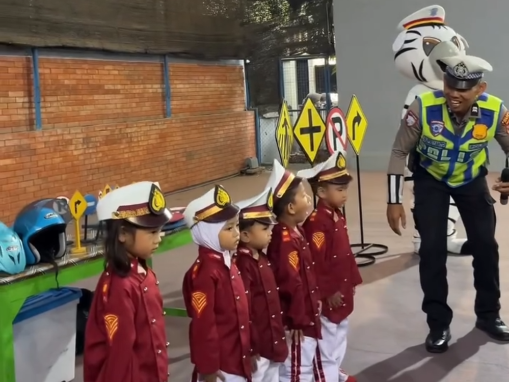 Belajar Sambil Bermain, Polisi Ajarkan Keselamatan Lalu Lintas kepada Siswa TK Bhayangkari di Demak