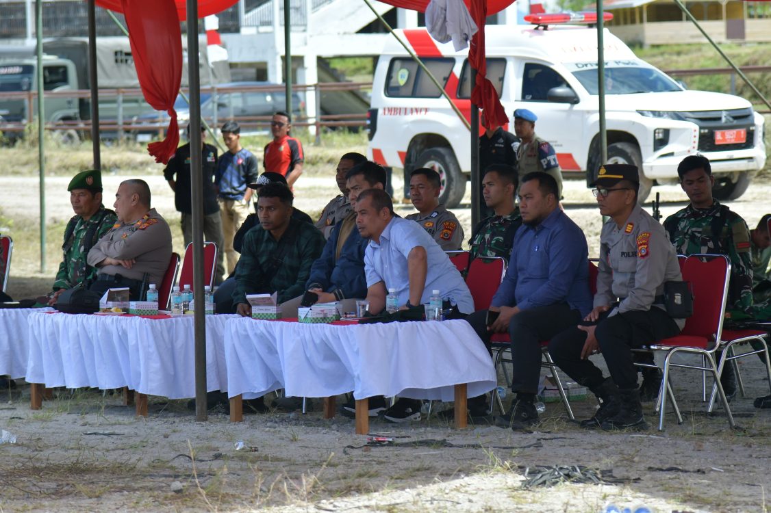 : Sekretaris Daerah (Sekda) Kabupaten Bener Meriah Riswandika Putra mengecek langsung pelaksanaan geladi kotor upacara penaikan dan penurunan Bendera Merah Putih dalam rangka peringatan HUT ke-81 Kemerdekaan Republik Indonesia di Lapangan Sengeda, Kecamatan Bukit, Sabtu (15/8/2026).