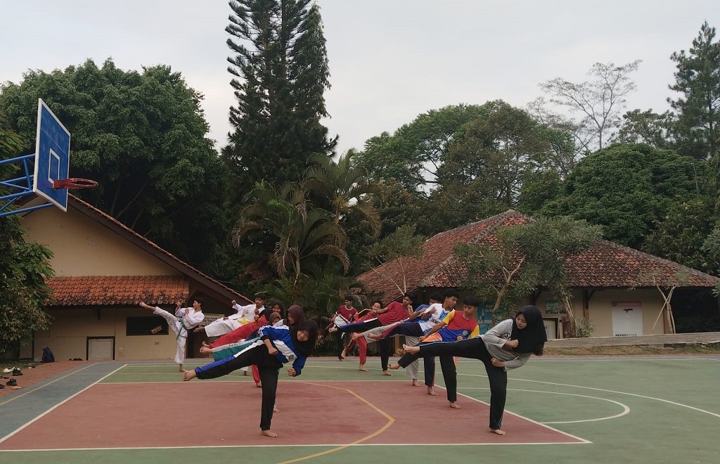 : Sejumlah pelajar mengikuti kegiatan Ekstrakurikuler Karate di halaman SMAN 1 Bandar, Kabupaten Batang.