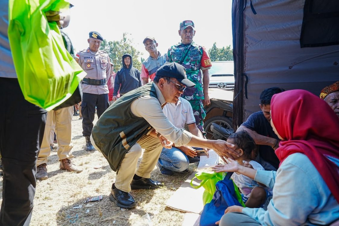 : Menteri Koordinator Bidang Pembangunan Manusia dan Kebudayaan (Menko PMK) Pratikno saat meninjau dapur umum dan lokasi pengungsian warga terdampak gempa bumi di Kecamatan Reo, Kabupaten Manggarai, NTT, Senin (17/8/2026) mengatakan pembentukan satgas menjadi penting untuk mempercepat pendataan masyarakat terdampak, termasuk warga yang mengungsi secara mandiri di berbagai lokasi. (Foto: Biro Pers, Media dan Informasi Sekretariat Presiden)