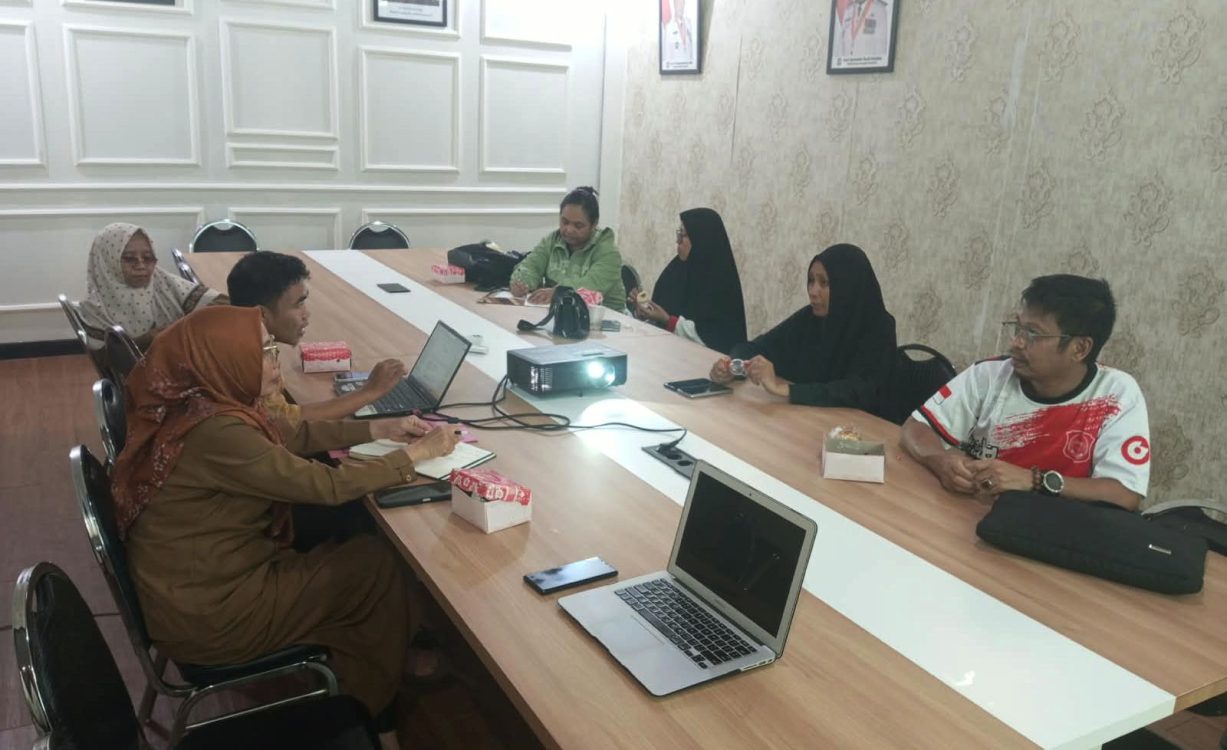: Tim kerja pendampingan Biro Pengadaan Barang/Jasa Provinsi Gorontalo saat melaksanakan pendampingan proses pengadaan barang dan jasa melalui metode katalog e-purchasing. (foto Romy)
