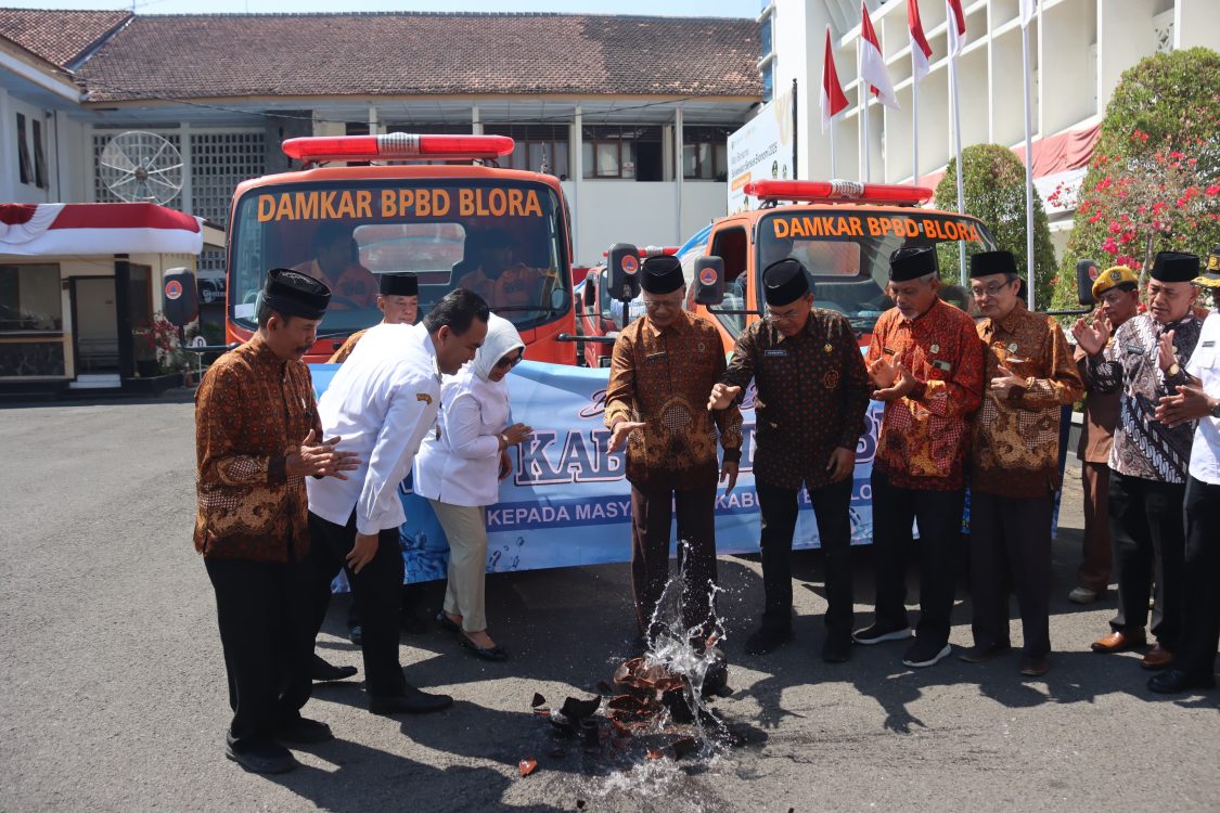 : Pelepasan armada tangki air bersih oleh Bupati Blora Arief Rohman (kiri) bersama pengurus Persatuan Wredatama Republik Indonesia Kabupaten Blora dan Provinsi Jawa Tengah di halaman kantor Bupati Blora. Foto : Mc. Blora.
